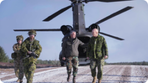 Un groupe de militaires à côté d'un hélicoptère.
