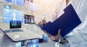 Un médecin écrit sur un dossier médical, assis à un bureau près d'un ordinateur portable ouvert, affichant plusieurs images futuristes de tomodensitométrie/anatomie humains.