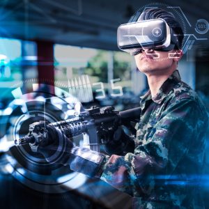 Un soldat portant un casque RV et tenant une arme.