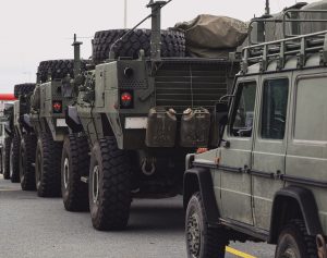 Un groupe de véhicules militaires.