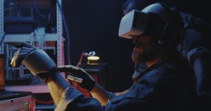 Un homme utilise un casque VR dans une pièce sombre.