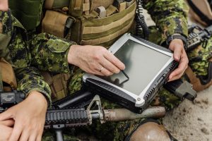 Un soldat utilise une tablette électronique.