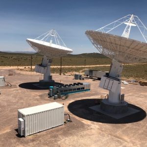 Deux grands radiotélescopes dans le désert.