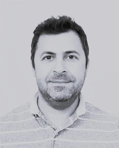 Une photo en noir et blanc d'un homme.