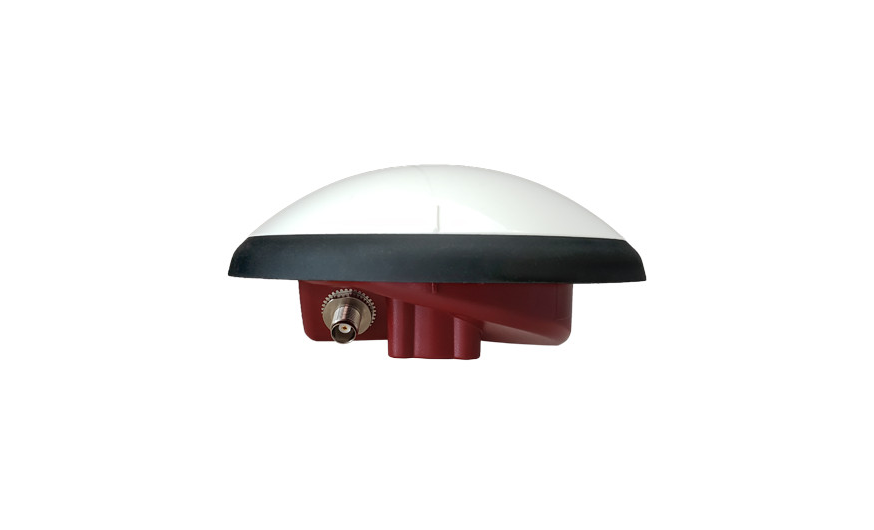 Un dispositif d'antenne hémisphérique blanc et rouge avec une bordure noire et un port de connecteur métallique sur la base rouge, sur un fond blanc.
