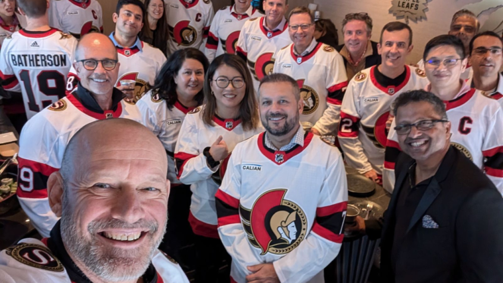 L'équipe de Calian lors d'un match de hockey des Sénateurs d'Ottawa dans leurs nouveaux maillots.